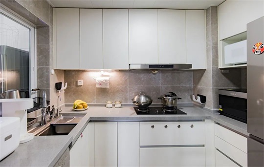 厨房以白色为主，灯带的铺贴给空间注入了更多温馨元素，提升了空间的品质感。