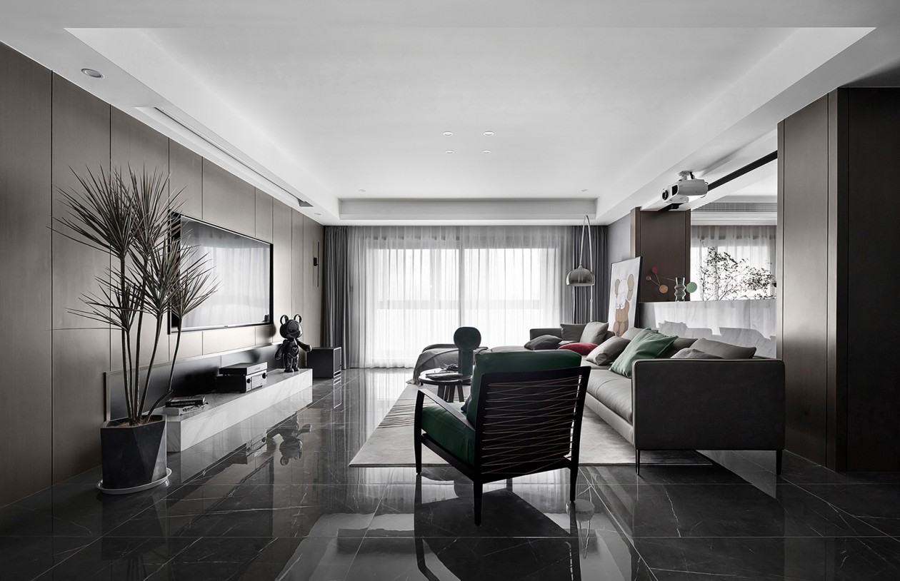 设计师改变了传统做法，客厅以冷色调为主，加之室内采光较高，空间利用率。