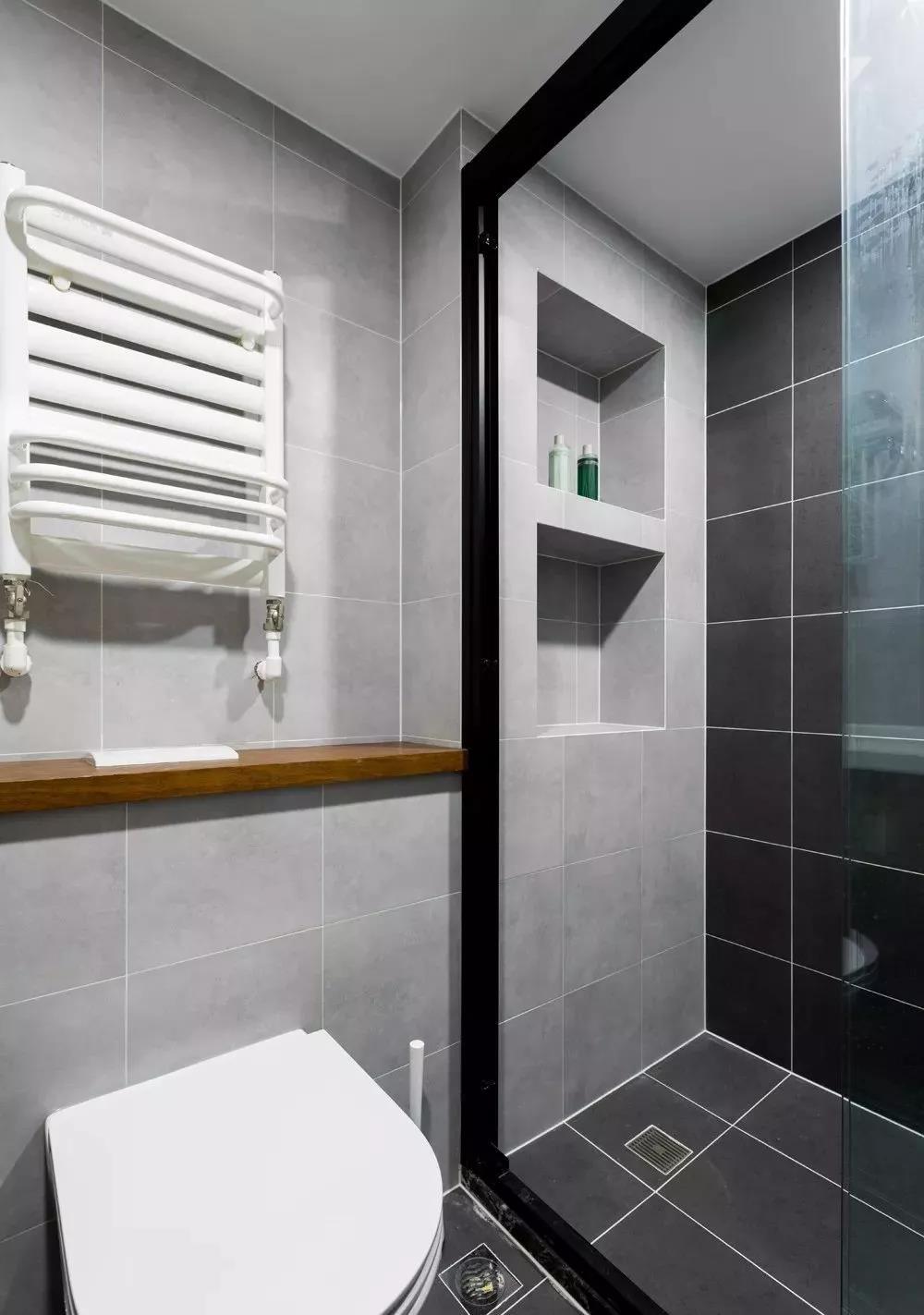 卫生间采用干湿分离设计，壁龛作为收纳柜提升了卫浴房的收纳功能。，