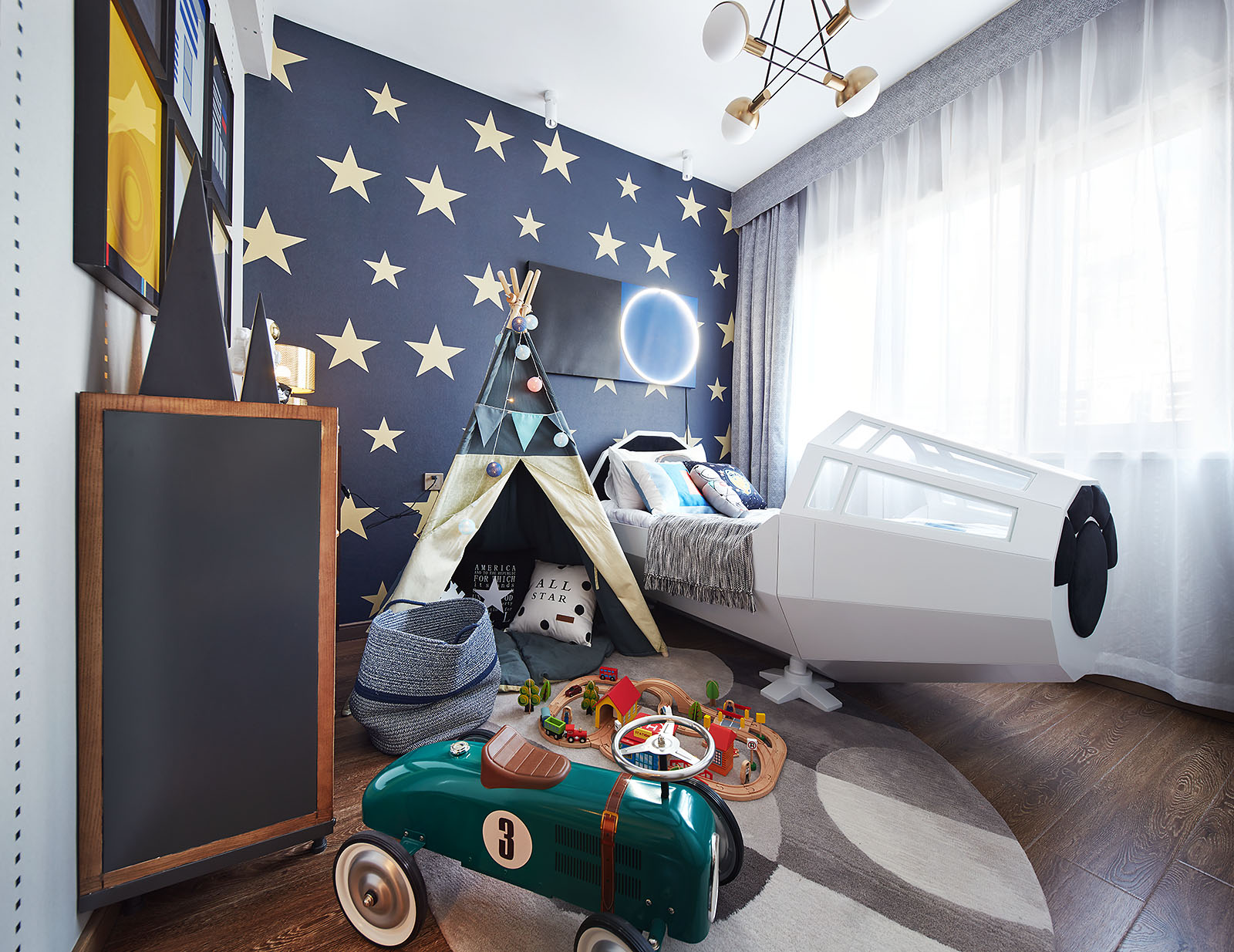 儿童房选用高级美学定制设计，背景墙铺贴卡通壁纸，儿童床凸显时尚个性。