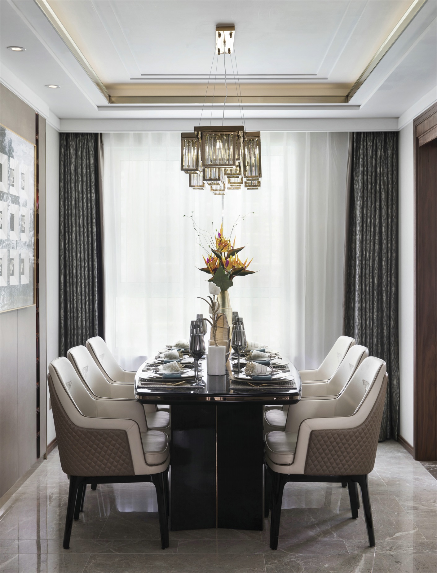 餐厅的设计充满生活的气息，烤漆面的餐桌及皮质餐椅，为空间带来些许精致感。