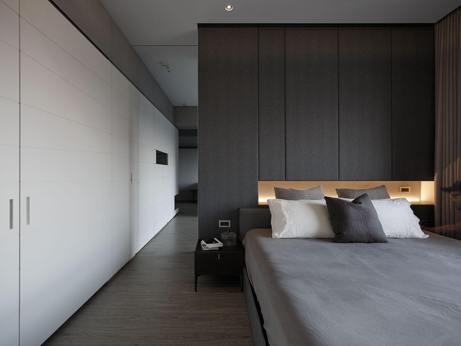 侧卧背景墙设计透出层次之美，加上深浅灰色过度，空间充满工业气息。