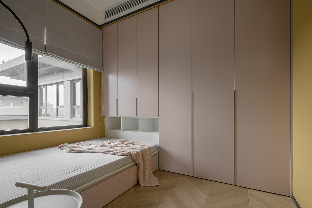 空间紧凑，设计并没有把空间填满，粉色榻榻米一体柜提升了侧卧空间的质感。