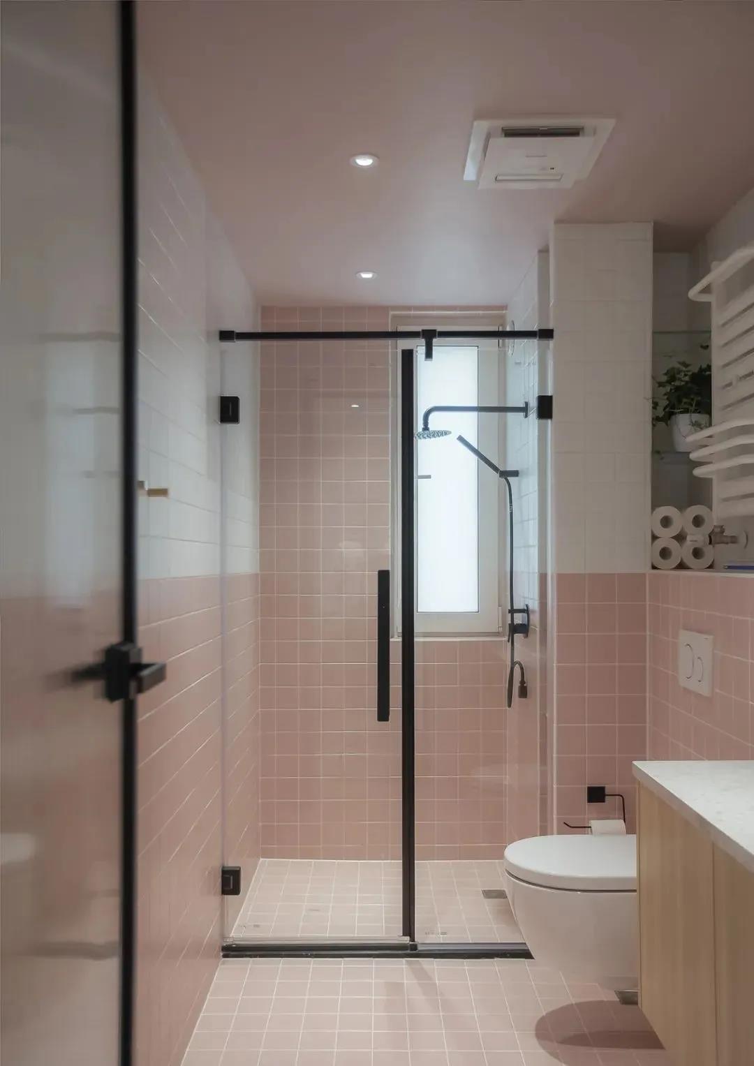 整个卫浴空间以白色和粉色为主调，局部采用玻璃进行干湿分离，整体效果简洁清爽。