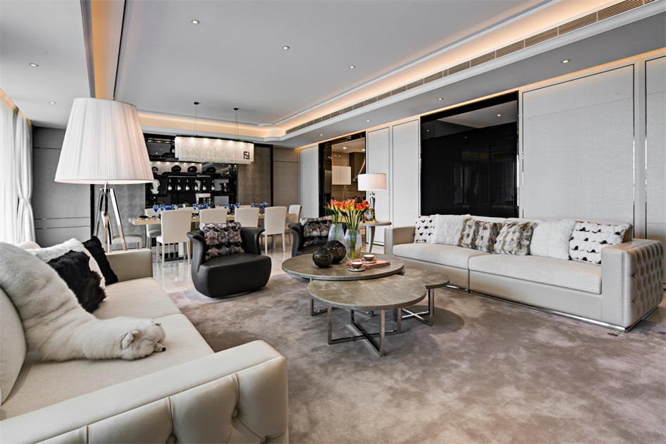 客厅设计充实，在白色调的清冷气质下点缀金属和黑色，让空间立体起来。