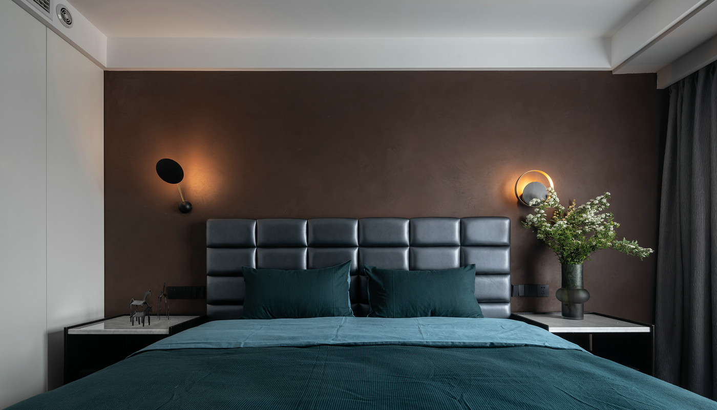 卧室采用蓝绿色与咖色搭配，独特的光泽使空间倍显静谧，兼具舒适与美观。