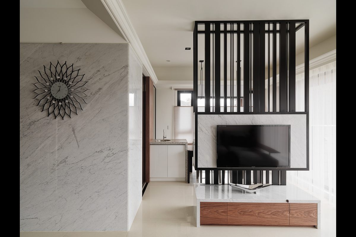 电视机背景墙设计感强烈，有质感的深色装饰衬托艺术感，提升空间颜值。