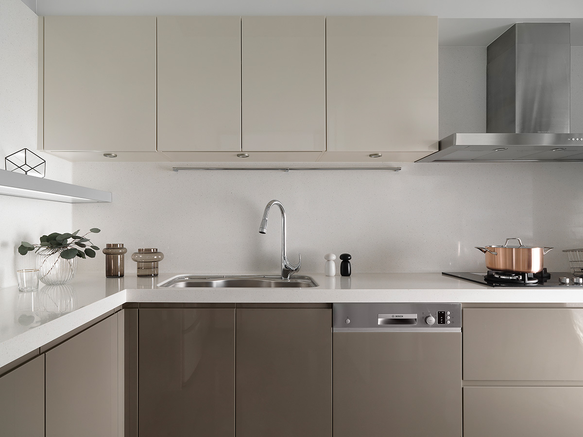 厨房橱柜色彩优雅，造型简练，能凸显出现代都市的感觉时髦质感。