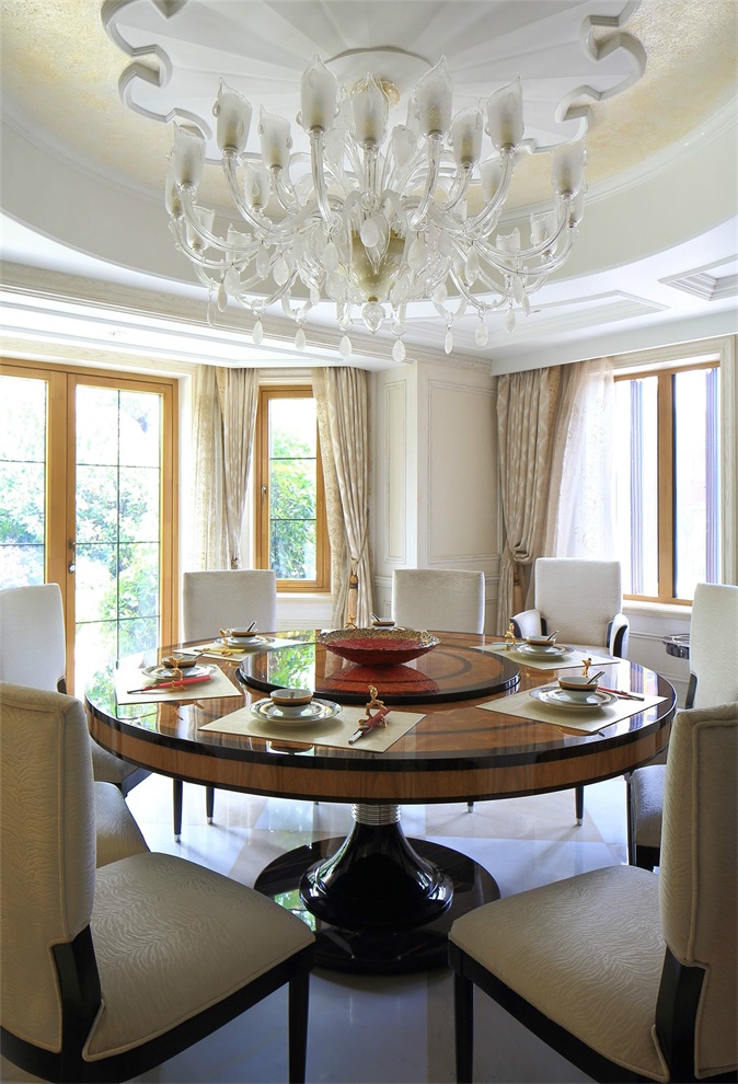 餐桌和椅子的搭配十分巧妙，餐桌的设计非常的欧式化、个性化，华丽感十足。