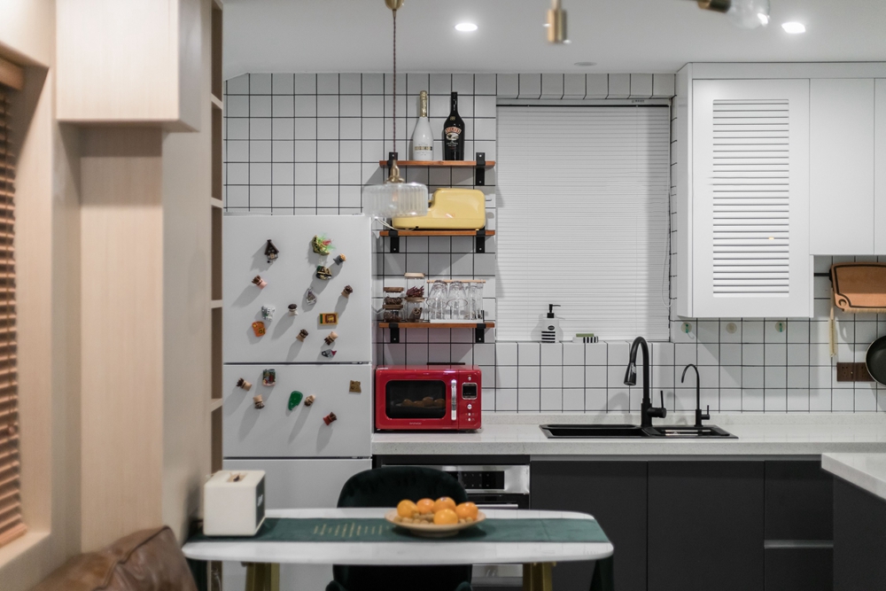厨房用白色打造，更能凸显出室内的开阔感，方块小型瓷砖升华了现代空间的调性。