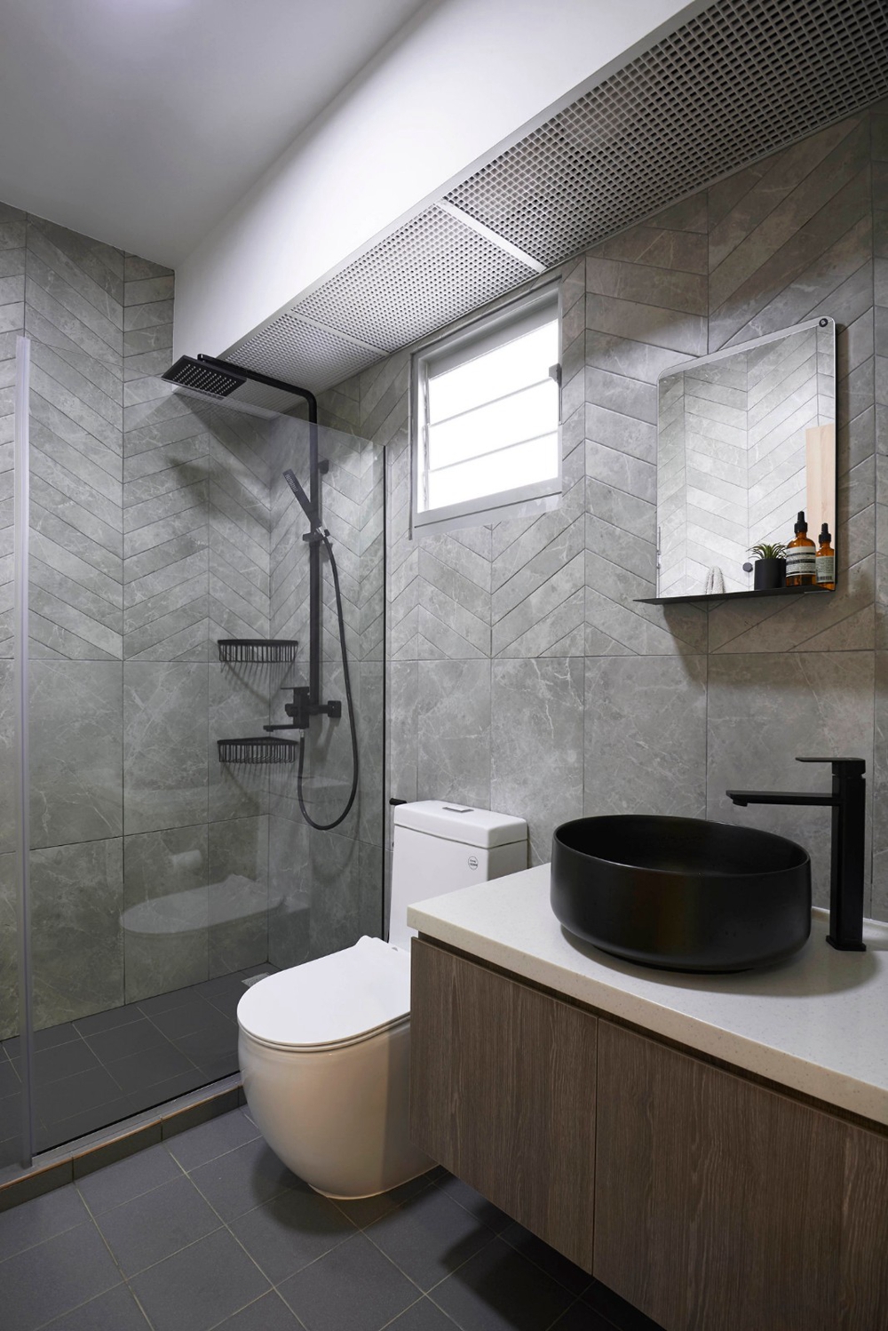 卫浴空间紧凑，采用玻璃做干湿分离，白色洁具在灰色背景中具有美化装饰作用。