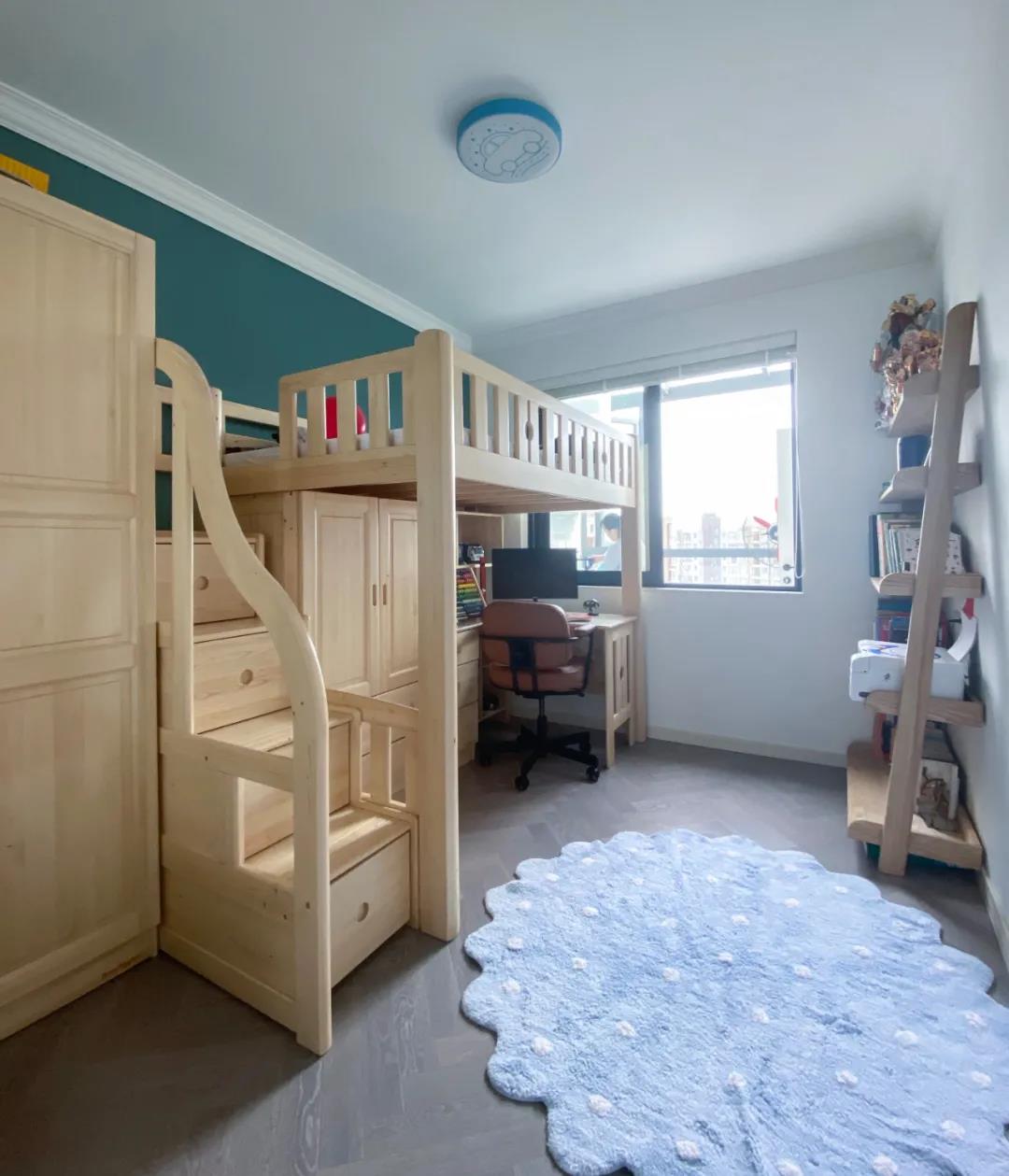 由于儿童房空间小，所以使用上下床+衣柜+书柜+玩乐区一体化设计，功能紧凑。
