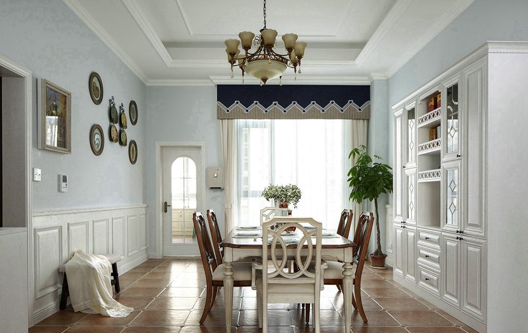 线条流畅的家具配以白色的餐边柜设计，营造出一种庄重浪漫的用餐氛围。