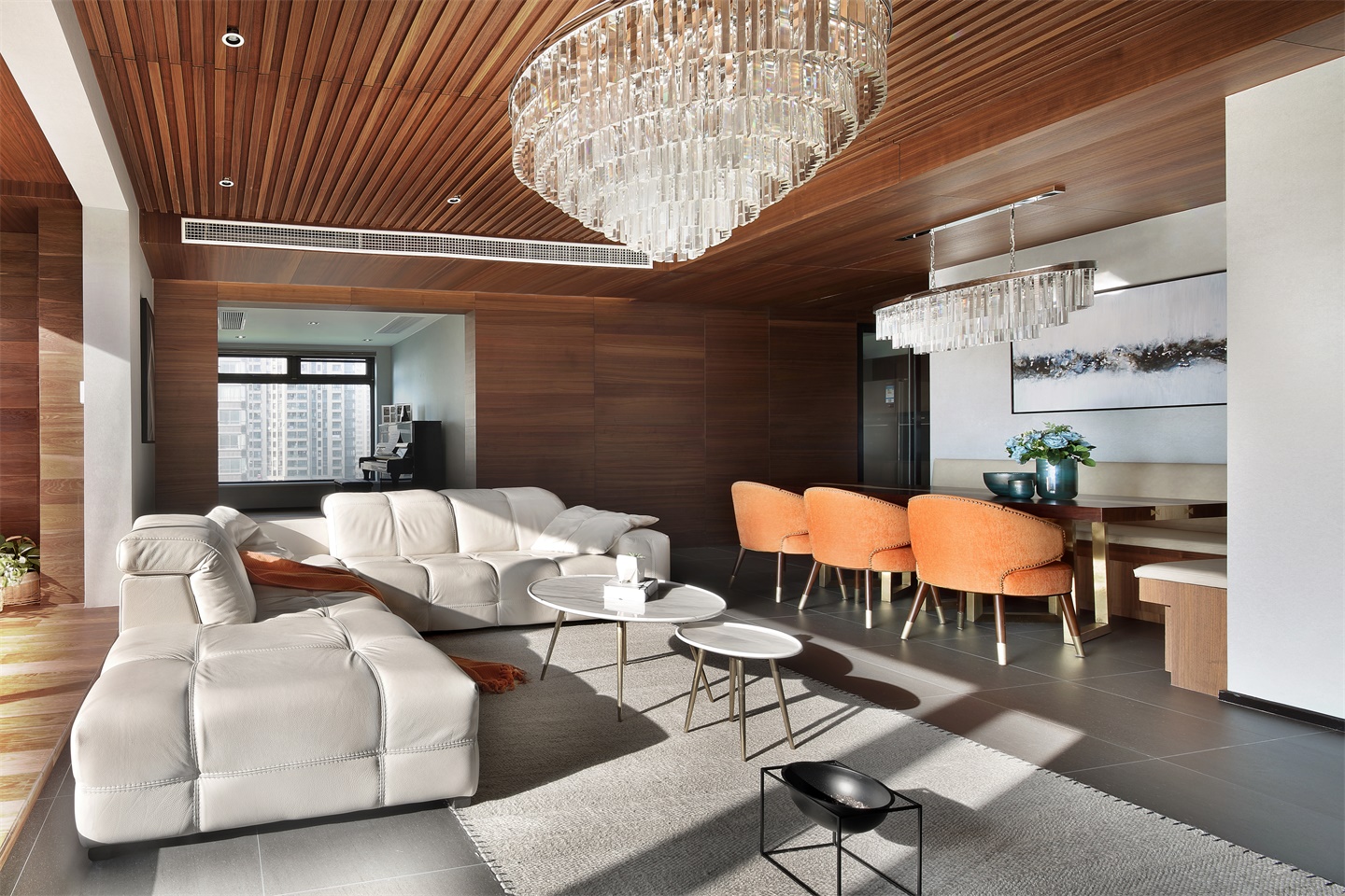 L型沙发呼应一字型餐桌，凸显精致生活品质，多元灯具尽显轻奢主义。