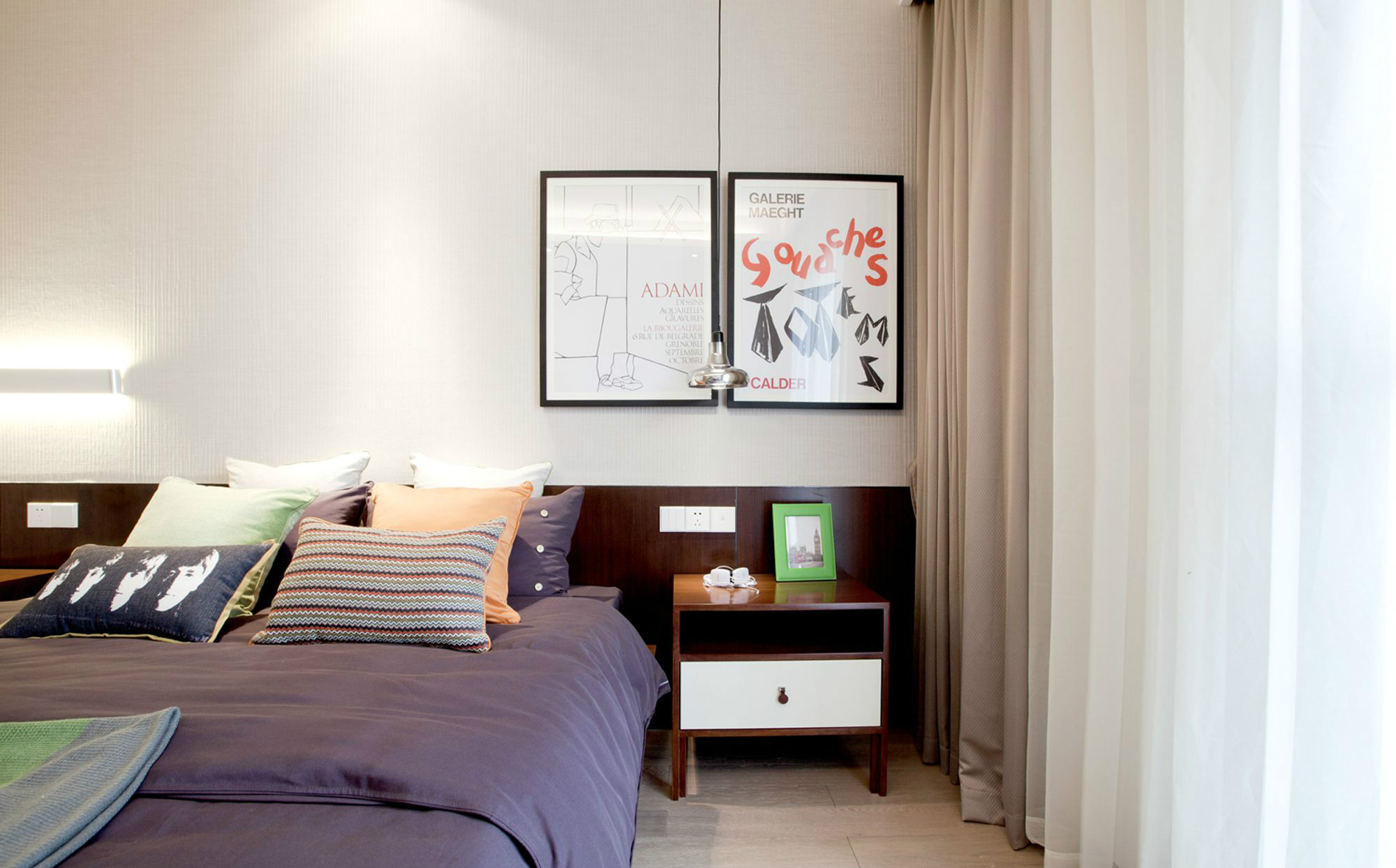 侧卧舒适又温馨，紫色床品凸显出优雅的气息，床头垂吊灯渲染温馨氛围。 