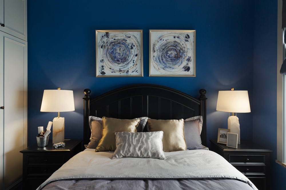 宝蓝色背景墙凸显贵族气息，室内摒弃了繁复的欧式造型，而保留了线条的优美。