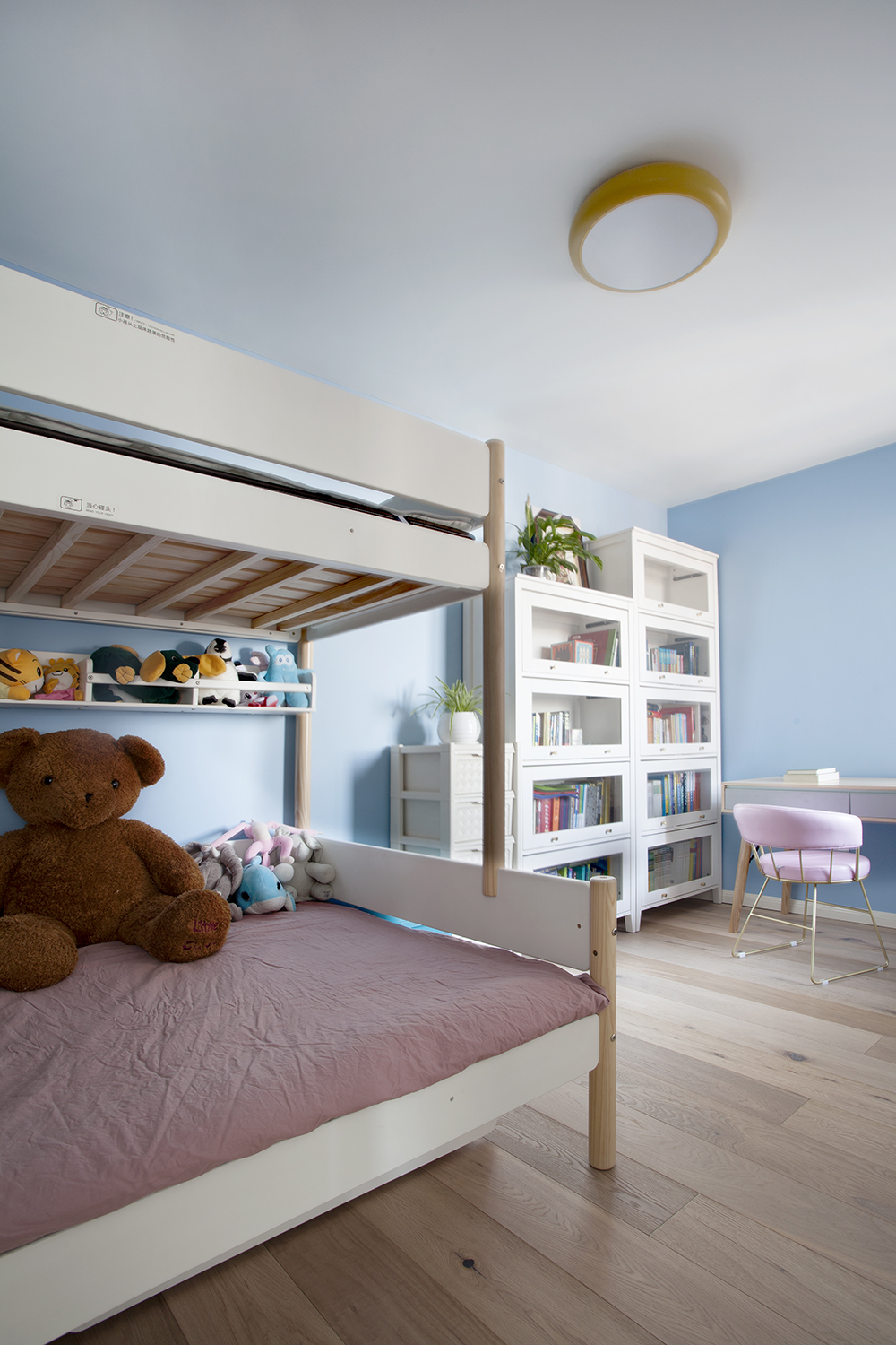 儿童房以蓝色为基调，粉丝床品搭配高低床设计，透露出温馨、童趣的气息。
