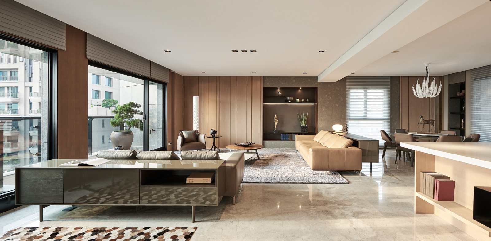 客厅米色的空间背景色显得十分温馨，客厅与餐厅一体化设计，空间更加自然舒适。