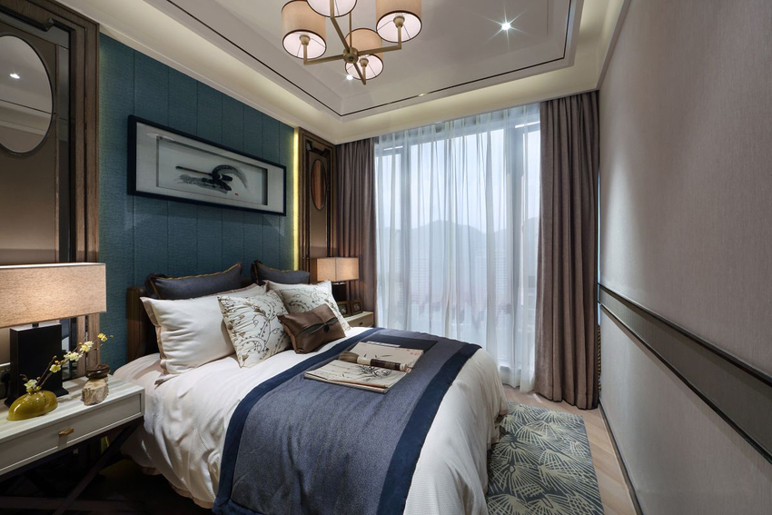 次卧通而不透，简约的背景设计优雅宁静，配以蓝白床铺软装点缀，空间稳重而精致。