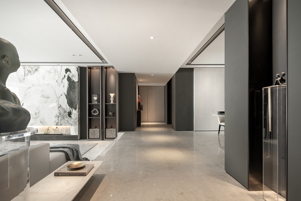 走廊设计大气，以黑米为基调，局部白色点缀，即具有现代感，也不失雅致。