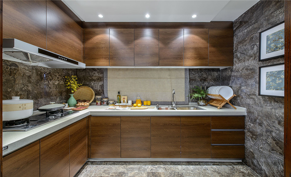 厨房空间使用线条明了的木质橱柜打造，在深色大理石背景下，不显单调。