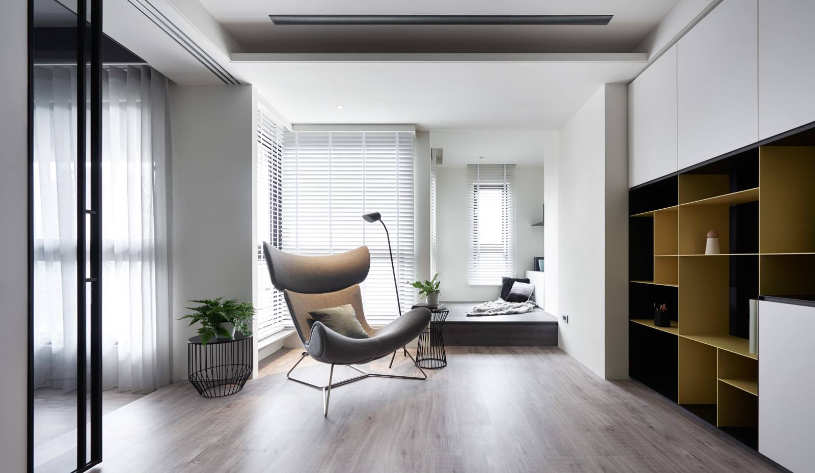次卧干净整洁，收纳柜增加视觉尺度，于内提升空间质感，给予业主舒适的休憩氛围。