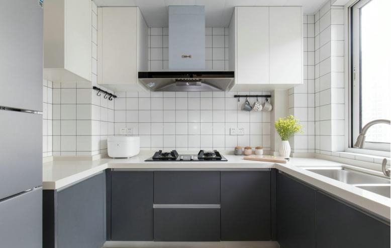 厨房的布局整体呈U型灰白中性色搭配简单不易出错，洗切炒动线流畅合理，做饭效率更高。