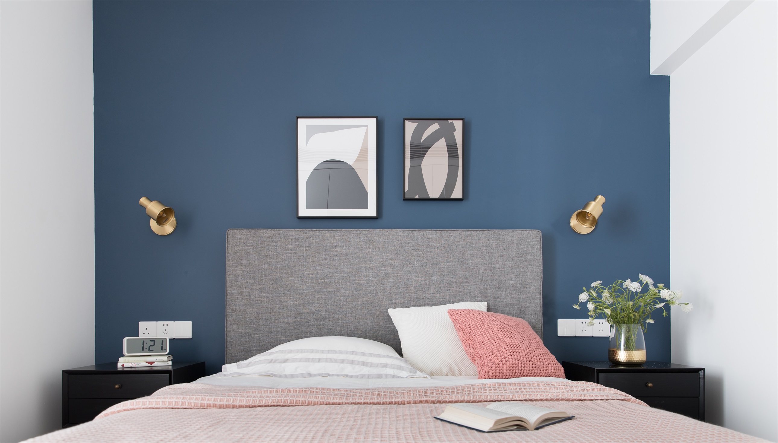 侧卧配色明亮,蓝色背景搭配灰色床头,粉色床品,带来强烈的视觉冲击