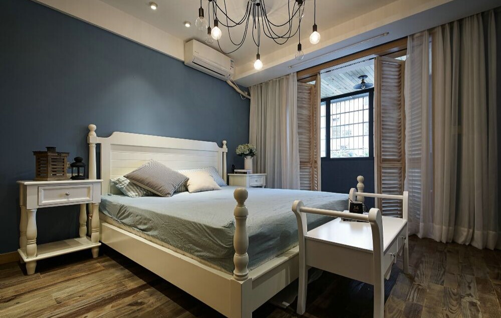 蓝色背景下放置优雅双人床，细节中透露着简约之美，增加了空间的层次感。