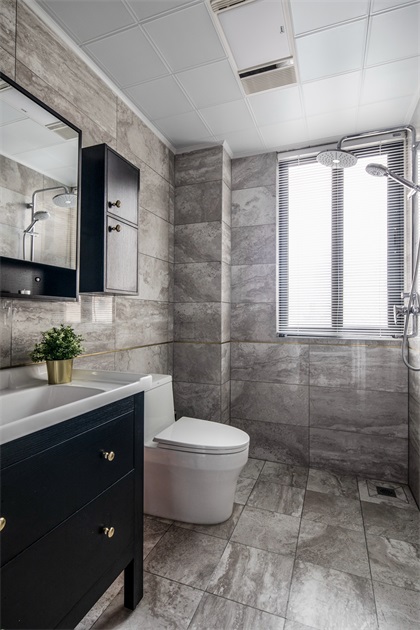 卫生间采用米色大理石铺贴，营造出温馨舒适的韵味，洗手池造型雅致。