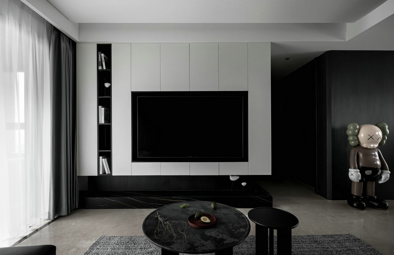 设计师充分利用原有的电视机墙特点，以白色为背景，再搭配黑色电视机和收纳柜，层次感十足。