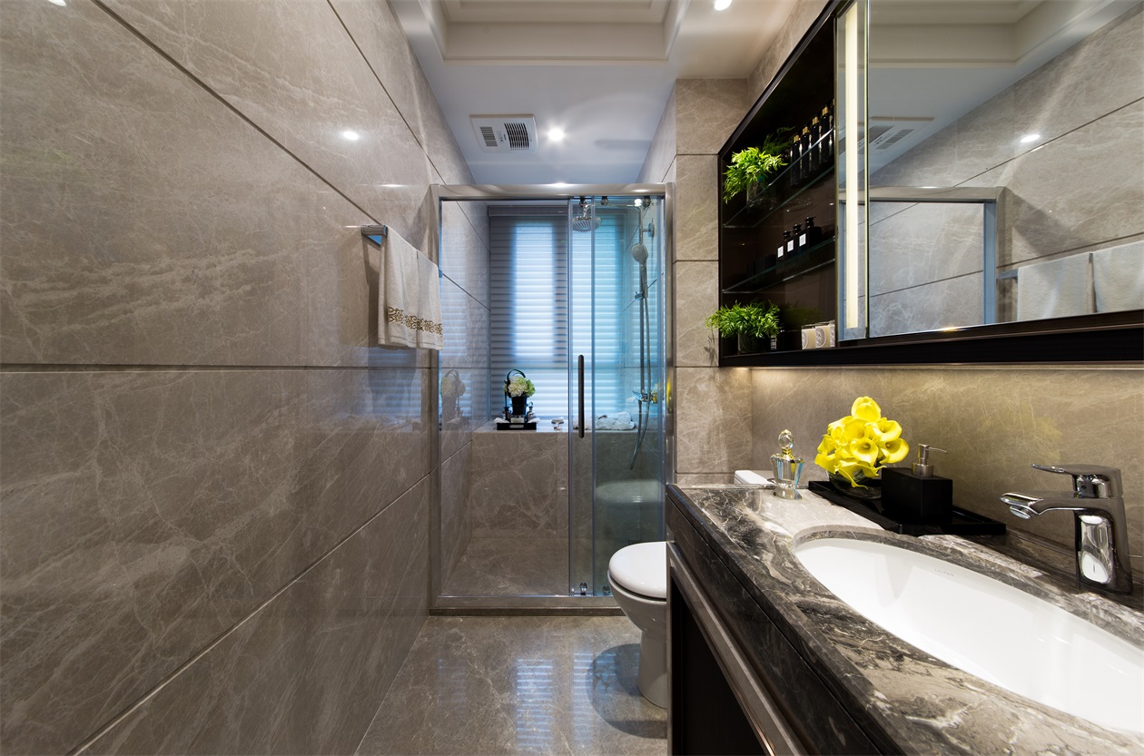 卫生间使用了干湿分离设计，米色背景墙和大理石洗手台碰撞出层次感。