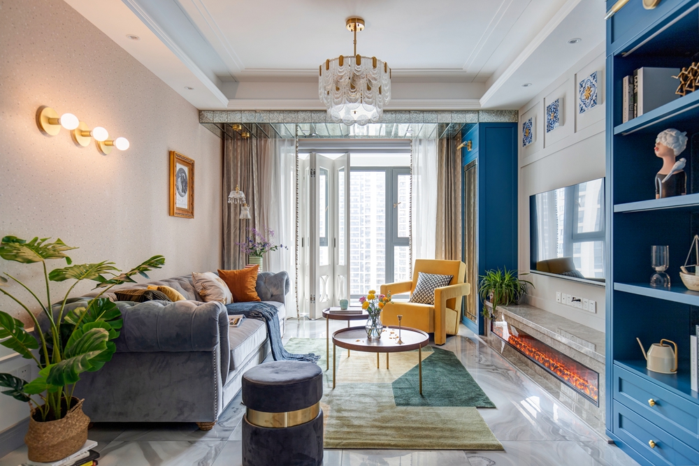 客厅通过现代美式家具，打造出一处大气舒适、温馨浪漫的会客空间。