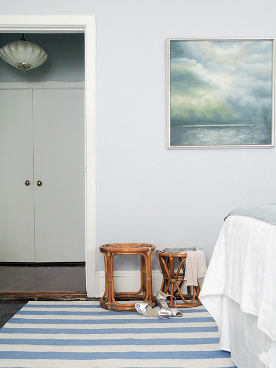 床尾的八角形镜面和复古梳妆柜也十分耐看，蓝白条纹的地毯和蓝色墙面设计，让卧眠氛围更显静谧和舒适。