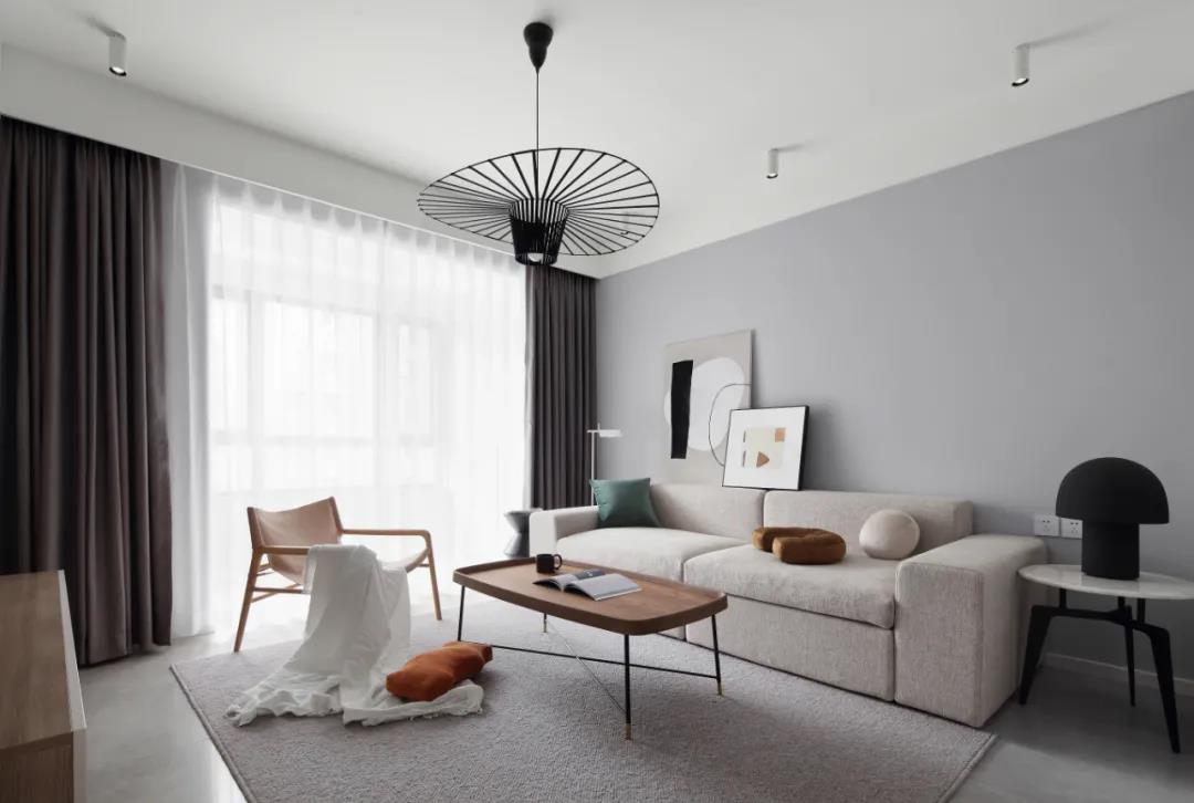 白色布艺沙发勾勒出优雅的风格与品位，默契地营造出房间的舒适感。