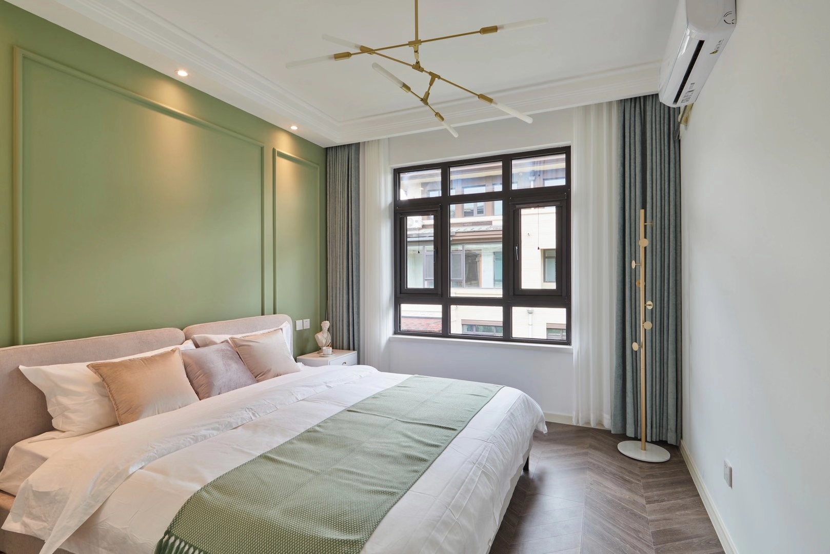 主卧采用果木绿进行背景墙设计，搭配粉色床品，营造出空间舒适的氛围。