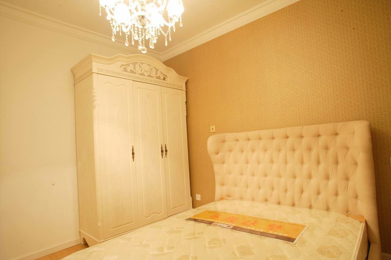 卧室里，立体雕花衣柜的设计也是繁复精美，床头设计尽显华贵，和沙发的纹理有很大的相似之处。