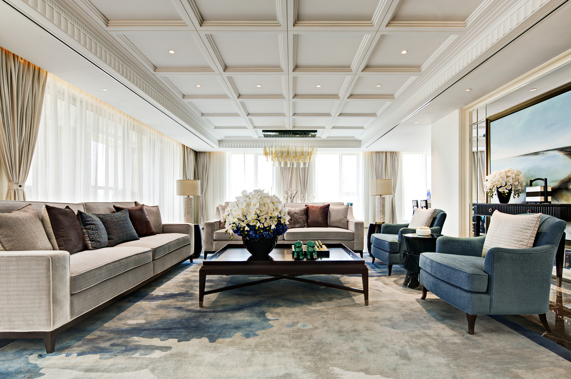 客厅吊顶大气雅致，沙发实用木色搭配蓝色的设计方法，温暖而柔和。