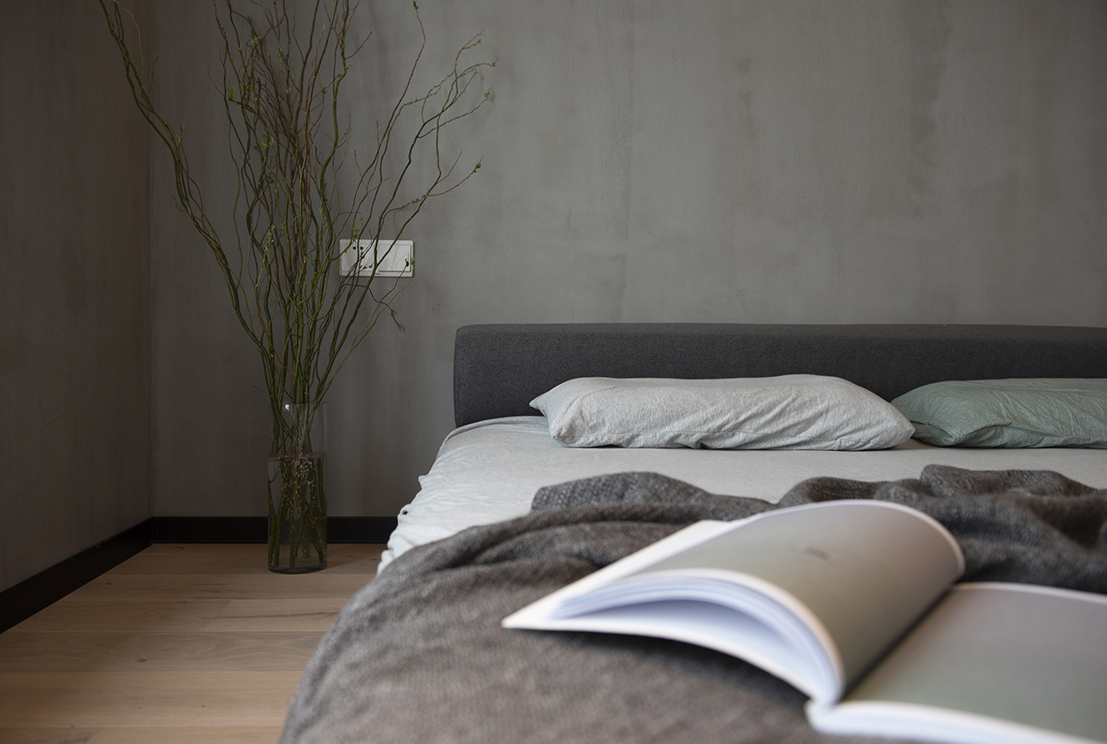 背景墙净色设计，大量的留白设计手法使空间宁静而优雅，提升了卧室格调。