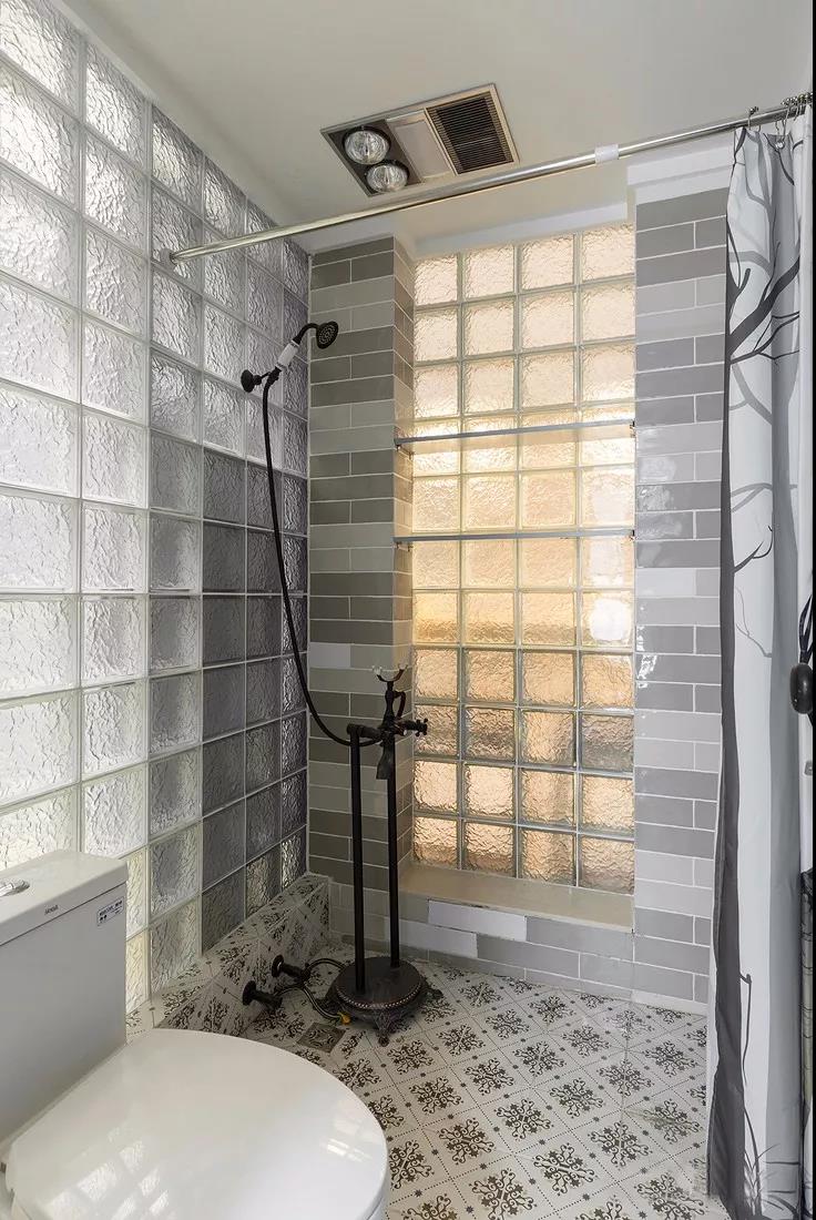 卫浴空间不大，背景墙主调选用浅灰色，白色洁具在空间中温润简洁。
