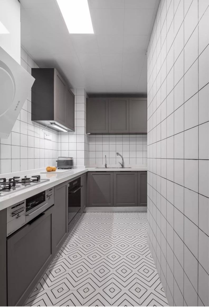 厨房有一个小小的拐角，所以根据具体情况定制了合适的橱柜，大型厨电都被前置其中。