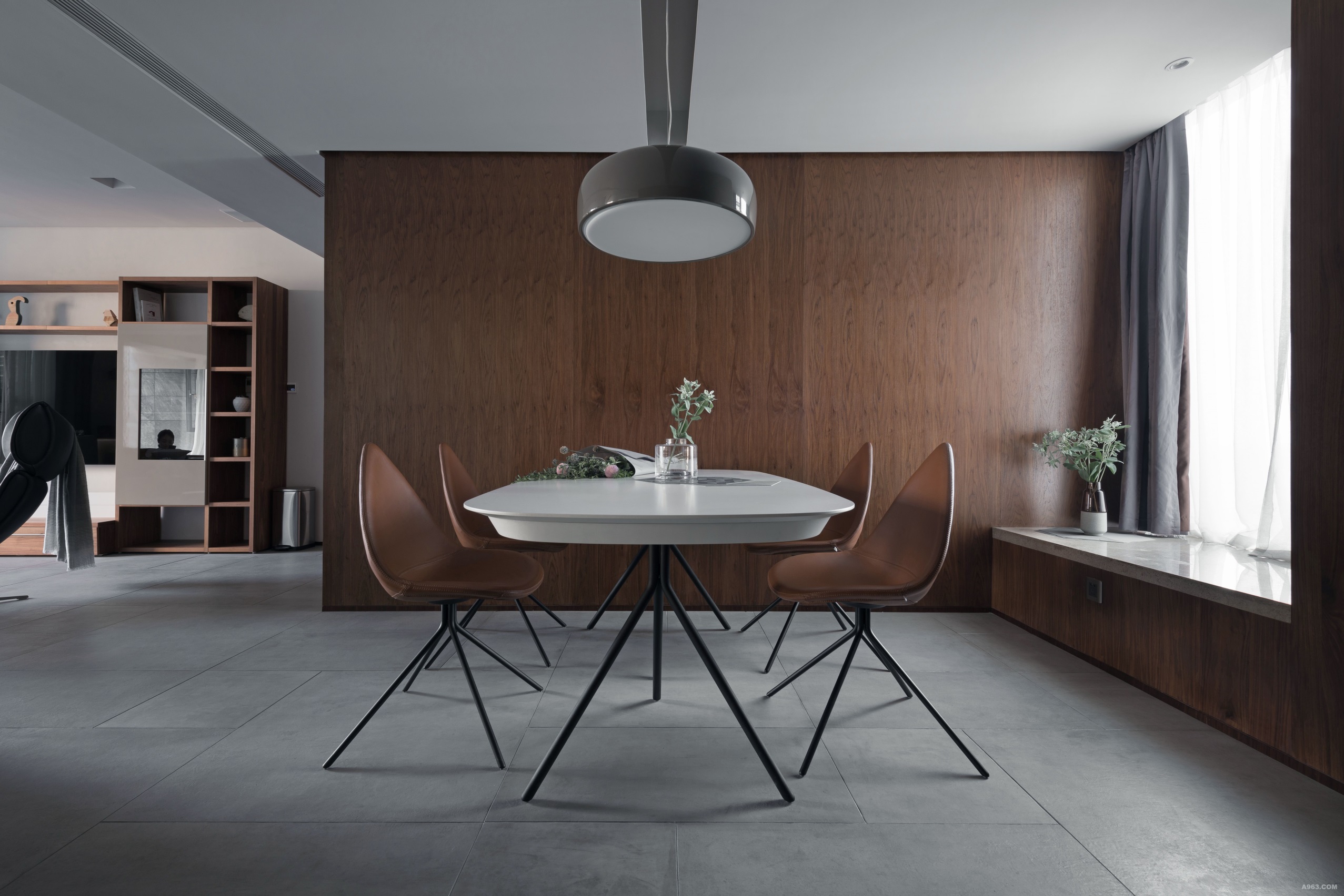 餐厅设计素雅，木色背景下白色餐桌作为跳色，让空间更加活跃和丰富。