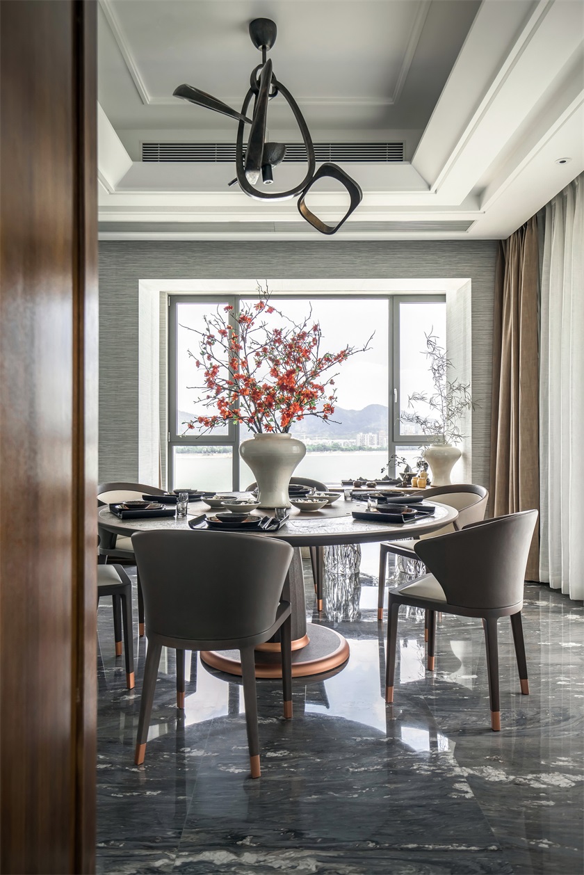 明亮的采光令餐厅不显压抑，精致餐桌椅展现出中式家居的层次之美。