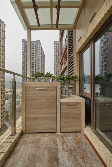 阳台在木质软装的布局之下,呈现出较强的生活气息,凸显业主对品质生活