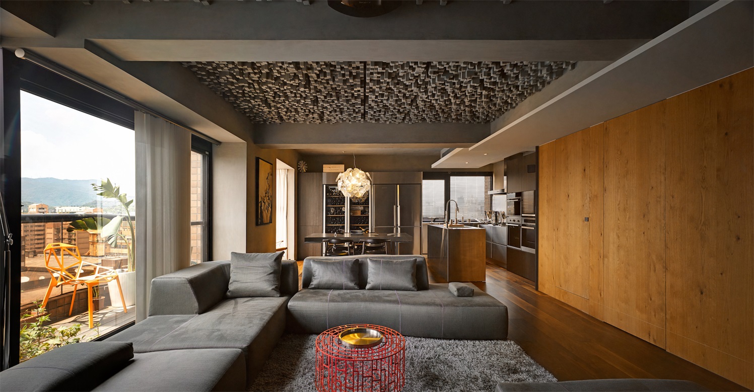 沉稳贯穿客厅，朴质沙发搭配木质背景墙，透露出精致而又随性的生活态度。