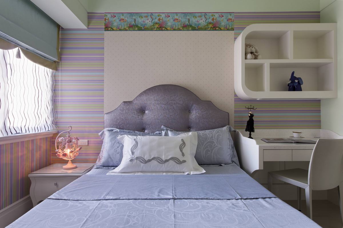 紫色的软装装饰下，次卧一下子变得很活跃，空气中都是舒适温馨的味道。 