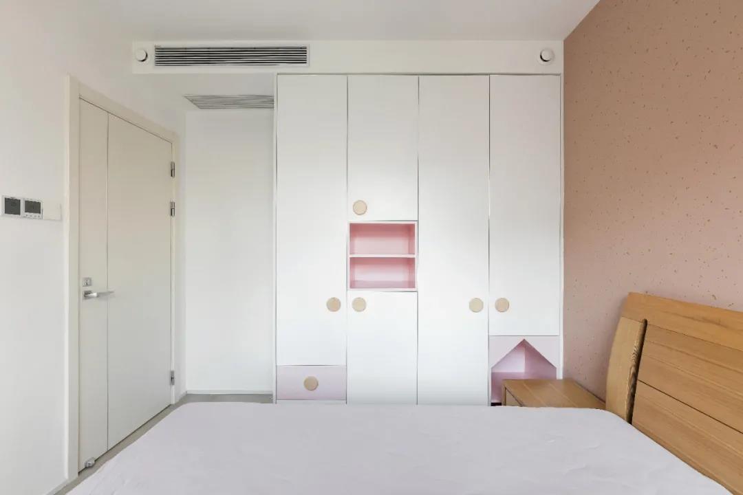 卧室使用白色与粉色调搭配，温馨柔和，营造出轻松舒适的休息氛围。