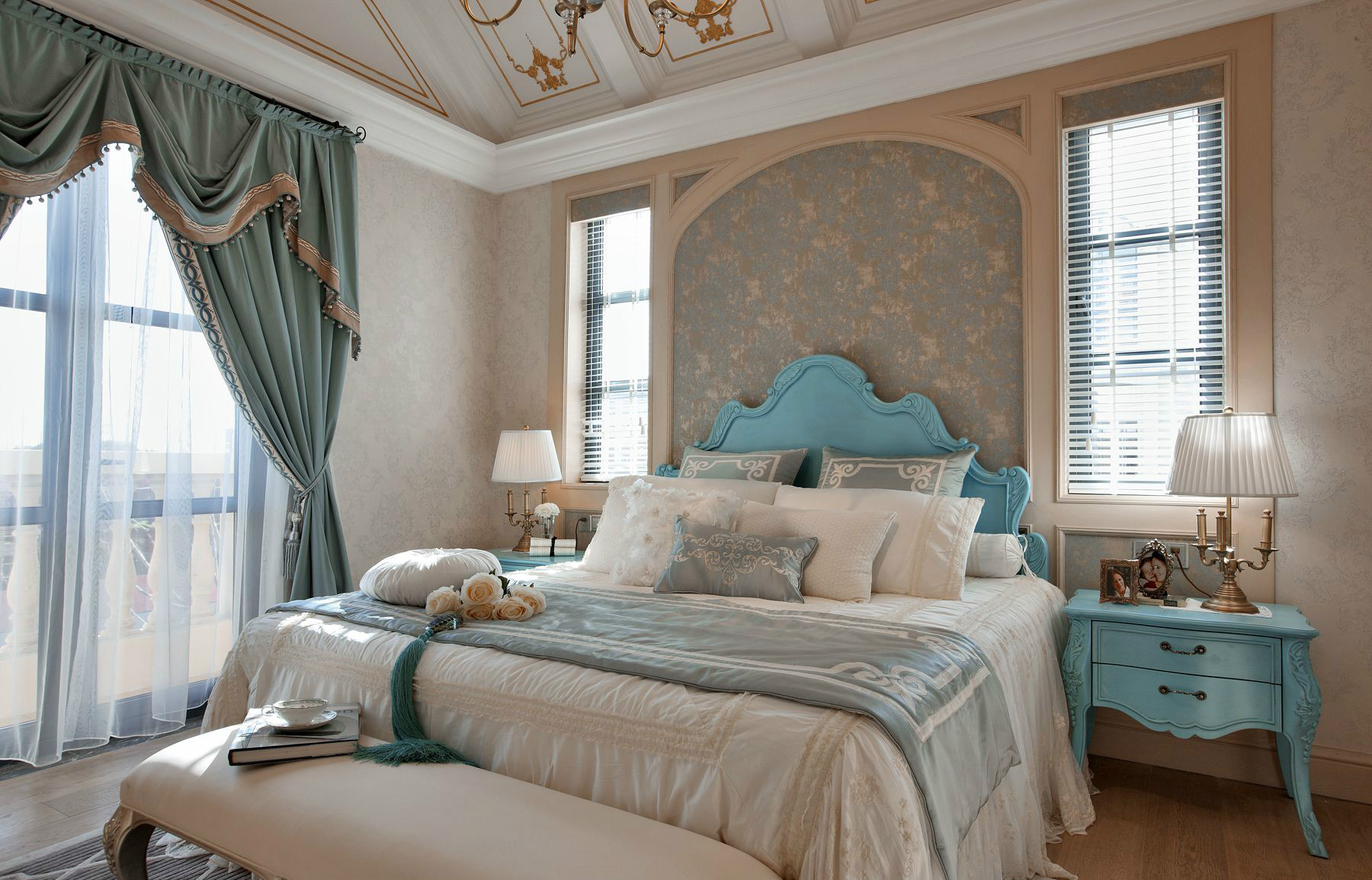 设计师透过优雅细腻的墙面设计增加空间层次，温馨的床品令空间更显优雅。