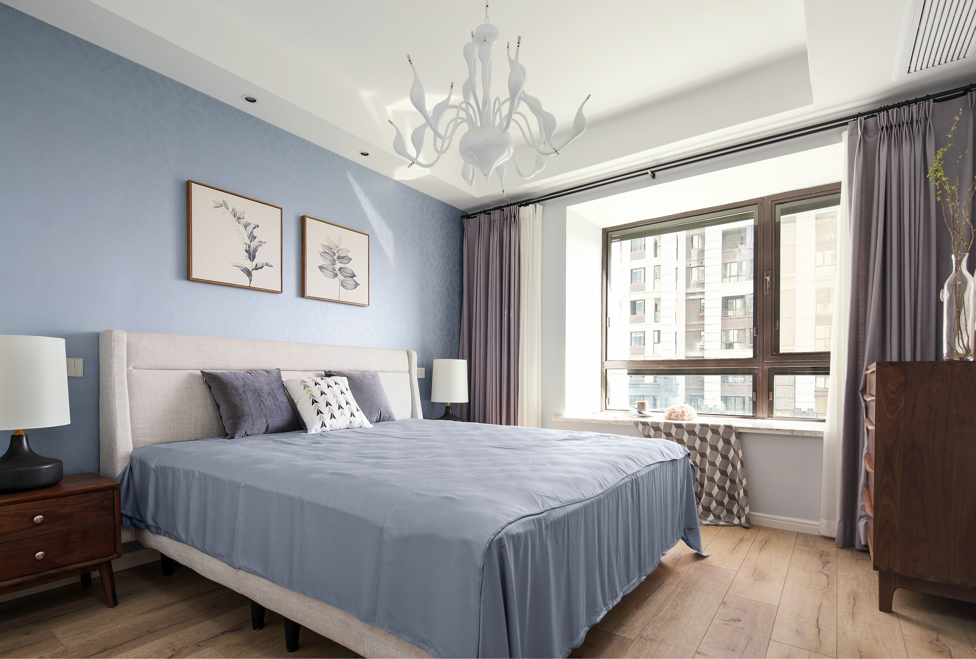 浅蓝色背景墙搭配浅蓝色床品,给整个主卧空间增添了更多的自然氛围.