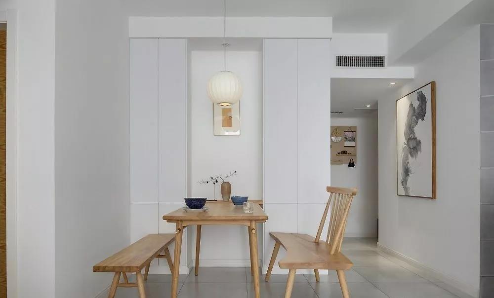木色餐桌在白色背景下静谧感十足，背景墙设计巧妙，现代之美一览无余。